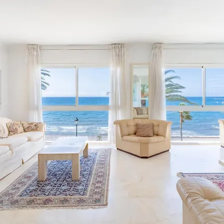 Lovely Beachfront Puerto Banus شقة